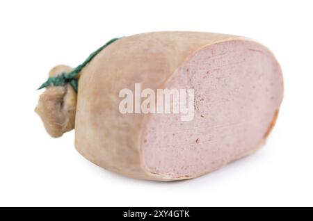 Deutsche Leberwurst isoliert auf weißem Hintergrund (selektiver Fokus, Nahaufnahme) Stockfoto