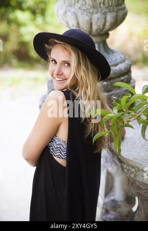 Mode-Portrait von junge Frau schöne Hippie Boho schicke Kleidung und schwarzen Hut im Freien tragen Stockfoto