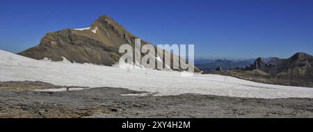 Sommerszene in den Schweizer Alpen. MT Oldenhorn und Glacier des Diablerets Stockfoto