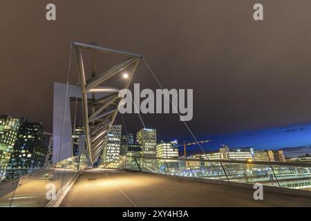 Oslo City Skyline bei Akrobaten Fußgängerbrücke und Bercode Projekt, Oslo, Norwegen Stockfoto