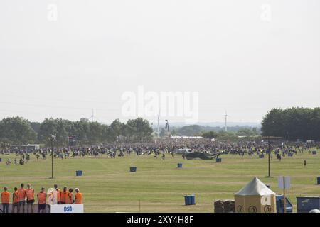 Roskilde, Dänemark, 25. Juni 2016: Menschenmassen laufen auf dem Roskilde Festival 2016, Europa, um einen Campingplatz zu finden Stockfoto