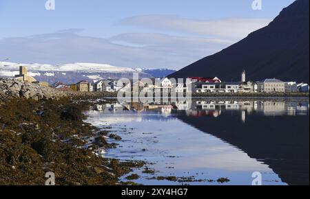 Isafjoerður in Skutulsfjoerður in den Westfjorden Islands Stockfoto