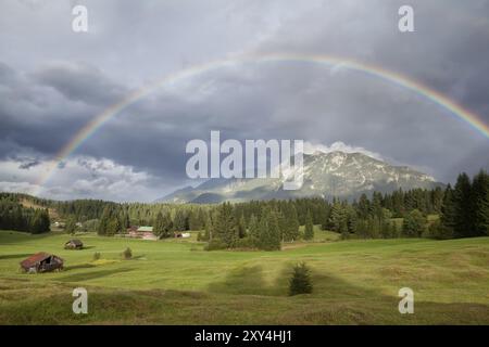 Regenbogen über bayerischen Alpen, Deutschland, Europa Stockfoto