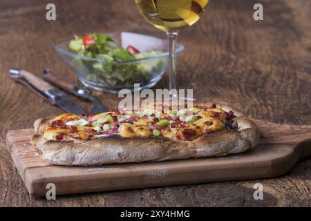 Hausgemachte französische flammkuchen mit Wein Stockfoto