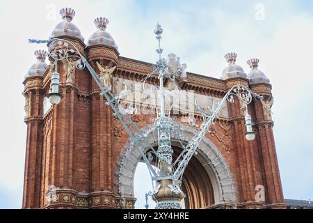 Art Nouveau Straßenlaterne in der Nähe des Arc de Triomf an der Passeig de Lluis Companys Promenade in Barcelona, Spanien, Europa Stockfoto