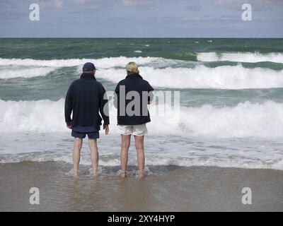 Spazieren Sie am Strand in Thyboron entlang Stockfoto