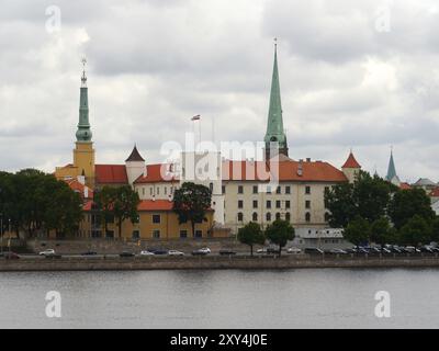 Schloss Riga in der Altstadt von Riga, dem alten Teil von Riga, der Hauptstadt von Lettland, mit Blick über den Fluss Duena bis in die Altstadt von Riga Stockfoto