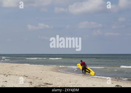 Tisvilde, Dänemark, 20. Juni 2016: Eine Rettungsschwimmerin mit ihrem Surfbrett am Strand von Tisvilde, Europa Stockfoto