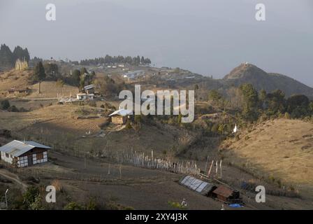 Blick hinunter zu den Bauernhöfen von der neuen Start- und Landebahn (im Bau) in East Bhutan oberhalb von Trashigang Stockfoto