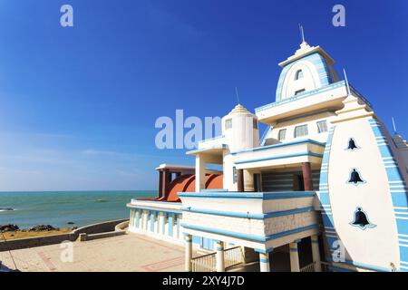 Seitlicher Meerblick auf das Gandhi Memorial Mandapam an der südlichsten indischen Stadt Kanyakumari an einem sonnigen Tag mit blauem Himmel in Tamil Nadu, Indien. Hor Stockfoto