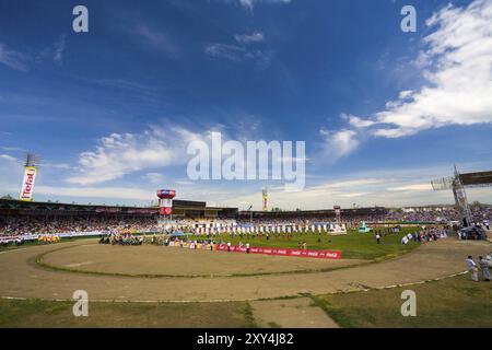 Ulaanbaatar, Mongolei, 11. Juni 2007: Klarer blauer Himmel über dem überfüllten Stadionfeld bei der Eröffnungszeremonie des Naadam Festivals in Asien Stockfoto