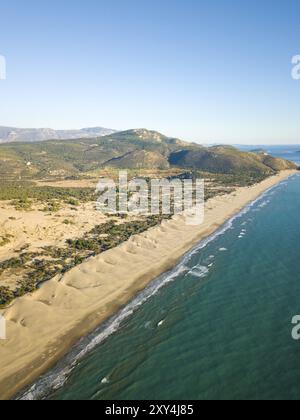 Antenne drone hohen Winkel Blick auf Dünen und Meer Küste in Patara, Türkei. Vertikale Stockfoto