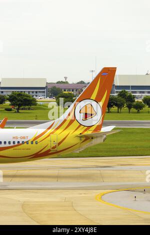 Bangkok, Thailand, 3. November 2015: Ein Golfplatz und Golfspieler sichtbar hinter dem Heckteil und Logo der Billigfluggesellschaft NOK Air Airplane Taxiing Stockfoto