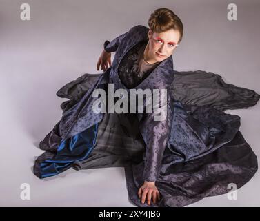 Porträt einer hübschen Frau mit strenger Frisur und einem langen dunklen Kleid Stockfoto