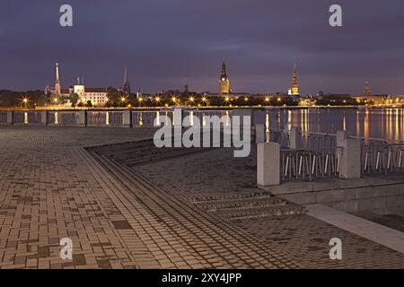Nacht Riga Stadtbild. Lettland Stockfoto