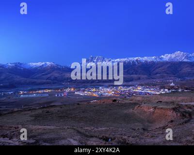 Blick auf die Stadt Dege in Sichuan, China, am frühen Morgen, Asien Stockfoto