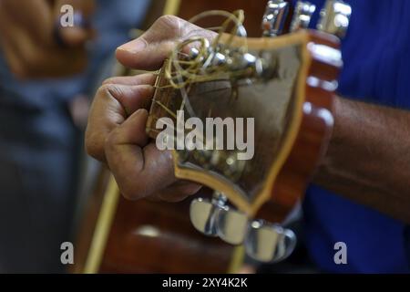 Musikalische Leistung der Populäre Brasilianische Musik mit Akustikgitarre Stockfoto