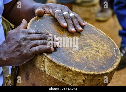 Schlagzeuger spielen eine rudimentäre atabaque während afro-brasilianische kulturelle Manifestation Stockfoto