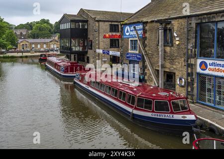 Skipton, North Yorkshire, England, Großbritannien, Juni 04, 2018: Häuser und Schmalboote am Ufer des Leeds- und Liverpool-Kanals Stockfoto