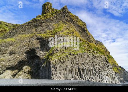 Reynisfjall, ein Berg aus einem Vulkanausbruch am Reynisfjoru nahe dem Dorf Vik in Island Stockfoto