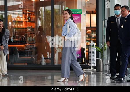 Bangkok, Thailand. August 2024. Thailands Premierminister Paetongtarn Shinawatra kommt im vorübergehenden Büro der Pheu Thai Party im Shinawatra Tower 3 an. Quelle: SOPA Images Limited/Alamy Live News Stockfoto