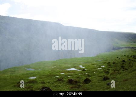 Wiese vor dem Wasserfall Gullfoss des Flusses Hvita (Oelfusa) in Haukadalur im Süden Islands Stockfoto