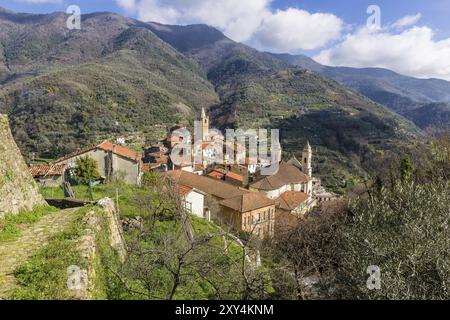 Blick auf das mittelalterliche Dorf Ceriana, Ligurien, Italien, Europa Stockfoto