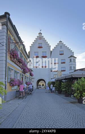 Historisches Torschloss mit Stufengiebel und Straßenlokal, Stadttor, Stadtturm, Baerenplatz, Tettnang, Bodenseeregion, Baden-Württemberg, Germa Stockfoto