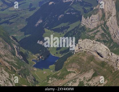 Blauer See Seealpsee Gesteinsschichten. Sommerszene im Kanton Appenzell, Schweiz, Europa Stockfoto