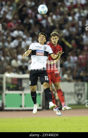 Fußballspiel, Josip STANISIC FC Bayern München direkt im Luftkampf um den Ball mit Aaron KELLER SSV Ulm, Fußballstadion Donaustadion, Ulm, Ger Stockfoto