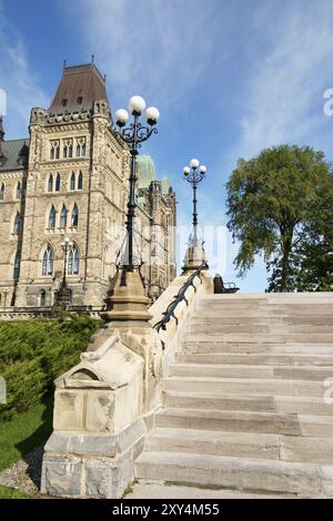 Steintreppe mit Laternenpfosten am Parliament of Canada auf dem Parliament Hill in Ottawa Stockfoto