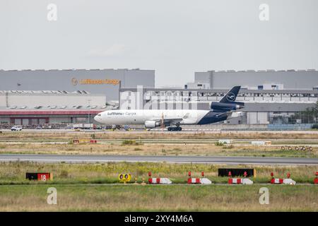 Frankfurt Deutschland 11.08.19 Frachter Airbus im Frachtdepot Fraport der Lufthansa und dient als Hauptfrachtdrehkreuz der Lufthansa. Stockfoto