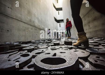 Shalechet, -gefallene Blätter-, Künstlerinstallation von Menashe Kadishman, Berlin Jüdisches Museum, entworfen vom polnischen Architekten Daniel Libeskinds, Berlin, GE Stockfoto