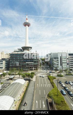 Sonnigen blauen Himmel mit Kyoto Tower und den nahe gelegenen Gebäude der Stadt und saubere Straßen vor dem Bahnhof von Kyoto in Japan. Textfreiraum Stockfoto