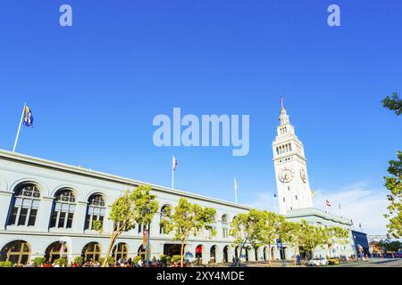 Historisches Ferry Building, das an einem sonnigen Sommertag in San Francisco, Kalifornien, vor einem wunderschönen blauen Himmel steht. Horizontaler Kopierbereich Stockfoto