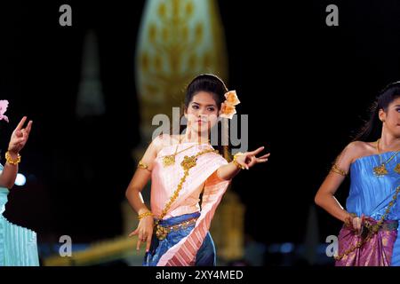 Bangkok, Thailand, 10. April 2007: Eine wunderschöne thailändische Tänzerin in traditioneller Kleidung, die bei der nächtlichen Ausstellung vor der Tür mit eingeklemmten Fingern auftritt Stockfoto