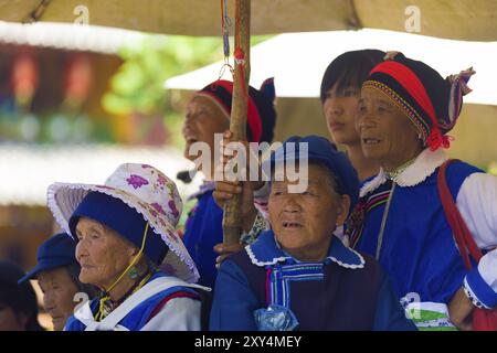 Lijiang, China, 4. Oktober 2017: Eine Gruppe von Frauen aus der Naxi-Minderheit, die in traditionellen Kleidern gekleidet sind, beobachtete andere beim Tanzen in der Altstadt von Lijiang, Yun Stockfoto