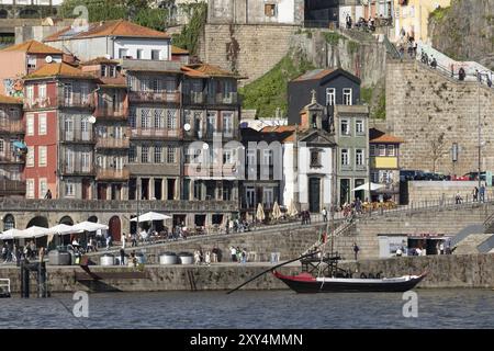 Historische Fassaden von Geschäften und Restaurants an der Promenade Cais da Ribeira am Fluss Douro im historischen Zentrum von Porto, Portugal, Europa Stockfoto