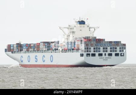 Containerschiffschiff Cosco America fährt 14.04.2008 vor Cuxhaven IMO-Nummer : 9345427 Name des Schiffes : COSCO AMERICA Rufzeichen : 3EPH4 Bruttoraumzahl : 1143 Stockfoto