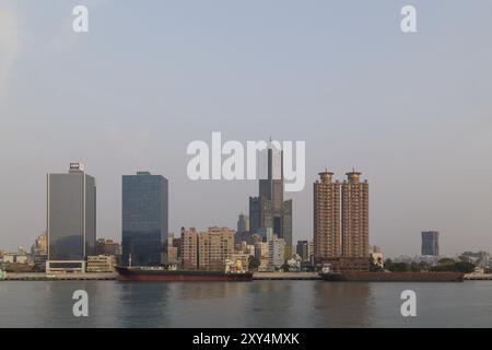 Kaohsiung, Taiwan, 11. Januar 2015: Blick auf die Hafenfront mit Containerschiffen und modernen Gebäuden, Asien Stockfoto