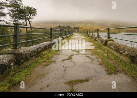 Ein Spaziergang auf dem Damm des Grwyne Fawr Behälter in die Brecon Beacons National Park, Powys, Wales, Großbritannien Stockfoto