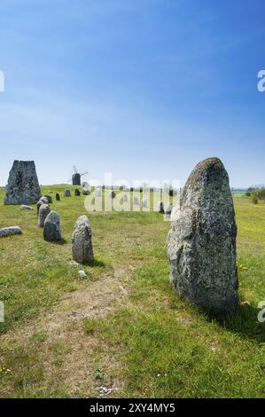 Prähistorische Grabstätte bei Gettlige, Oeland, Schweden. Im Vordergrund der Stamm eines Steinschiffes, im fernen Hintergrund ein Oelandwind Stockfoto