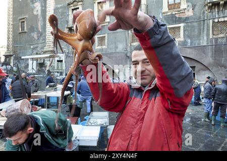 Costa Piscaria, die Straße täglich Markt in Catania Sizilien Italien. Frischer Fisch, Fleisch, Gemüse Stockfoto