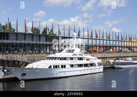 Montreal, Kanada, 26. Juli 2008: Hafen von Montreal in Vieux Montreal am Saint Lawrence River. Einige Schiffe und viele Leute auf dem Pier, North Ameri Stockfoto