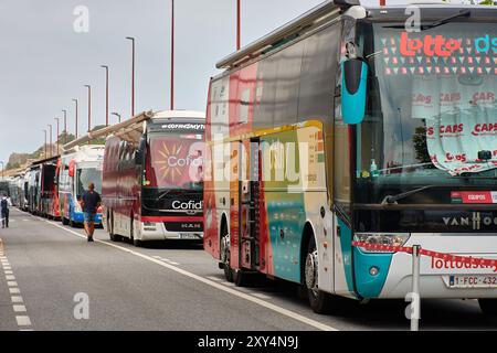 Bayona, Pontevedra, Spanien; 27. August 2024; die Mannschaftsbusse der Profi-Radsportteams reihten an der Ziellinie in Bayona nach den Ponteareas an Stockfoto