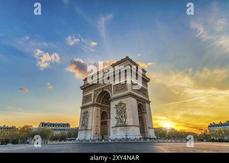 Paris Frankreich Sonnenuntergang City Skyline am Arc de Triomphe und Champs Elysees Stockfoto