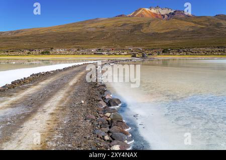 Blick auf den schlafenden Vulkan Tunupa das Dorf Coqueza und die Uyuni Salzsee in Bolivien Stockfoto