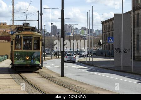 Historische Straßenbahn, Elektrico, betrieben von der Sociedade de Transportes Colectivos do Porto, verläuft entlang der Promenade entlang der Douro R Stockfoto