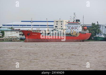 Cao Lãnh, Vietnam. 27. August 2024: Chemikalientankschiff (Erdöltransport) im Öllagerdepot im Mekong-Delta. Der Seehandel ist eine Quelle ökologischer, wirtschaftlicher und geopolitischer Spannungen, da der kambodschanische Premierminister den umstrittenen Funan Techo Canal (Tonle Bassac Navigation & Logistics) plant, ein 1,7 Mrd. US-Dollar-Projekt, das China im Rahmen der Belt & Road Initiative finanziert, um Kambodschas Abhängigkeit von vietnamesischen Seehäfen zu verringern. Eine Infrastruktur, die Phnom Penh mit dem Meer verbindet, wird als Beispiel für die wirtschaftliche Abhängigkeit Kambodschas vom Einfluss Chinas und Pekings in Südostasien angesehen. Quelle: Kevin Izorce/Alamy Live News Stockfoto