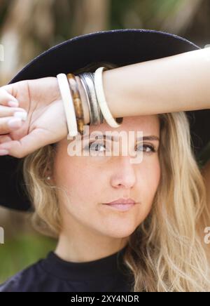 Mode-Portrait von junge Frau schöne Hippie Boho schicke Kleidung und schwarzen Hut im Freien tragen Stockfoto